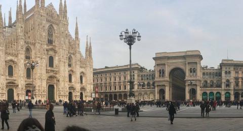 意大利米兰大教堂和Galleria的留学生照片
