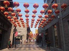 中国北京一条购物街的留学生照片