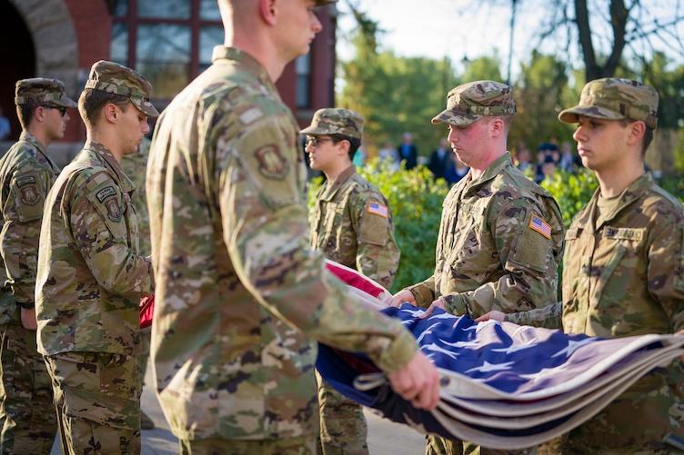 主要研究 ROTC学生折叠美国国旗