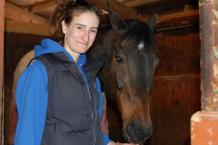 15岁的林茜·费兰和蛋糕上的糖霜，她最喜欢的马之一，在UNH的马棚