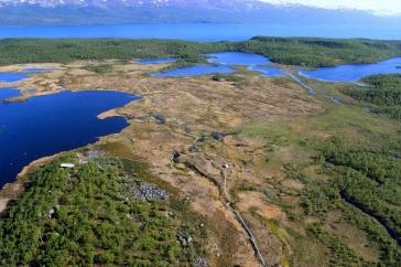瑞典阿比斯库的航拍图像，有湖泊和靠近山脉的绿地.