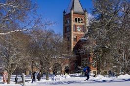 学生 walking on campus in winter