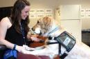 主要研究校友Jennifer Blessing与训练中的服务犬一起工作