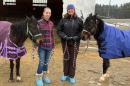 主要研究的Brenda K. 赫斯-麦卡斯基尔和21岁的茱莉亚·扎布卡尔带着两匹救援小马