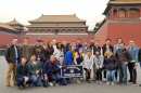中国，学生们在紫禁城前摆姿势