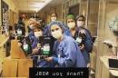 塔夫茨医疗中心急诊室的工作人员拿着冰咖啡袋