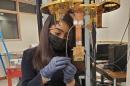 阿德里卡·达斯古普塔在实验室里研究太空探测器. 