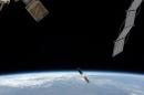 微小的卫星漂浮在地球上空，在更大的空间科学设备之间.