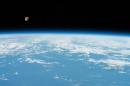 从太空中拍摄的月球在地球表面上方的图像.