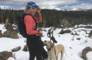 UNH学生Georgi Fischer带着她的狗进行越野滑雪